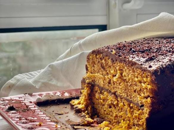 Bolo de cenoura e avelã com cobertura de chocolate