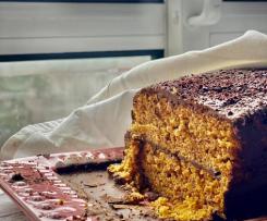 Bolo de cenoura e avelã com cobertura de chocolate