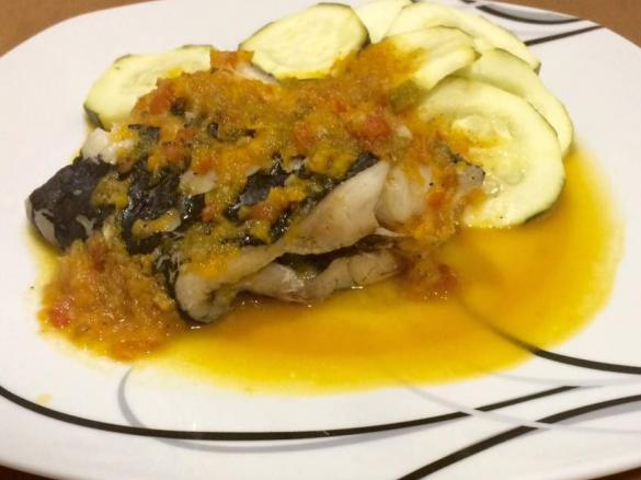 Peixe espada preto com courgete ao vapor