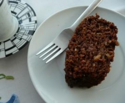 Bolo com pouco açúcar, farinha integral, legumes e fruta para um snack saudável