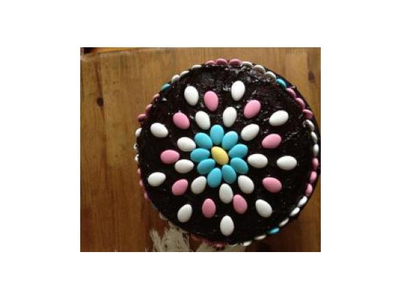 Bolo de cenoura com cobertura de chocolate e amendoas