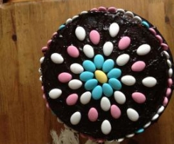 Bolo de cenoura com cobertura de chocolate e amendoas