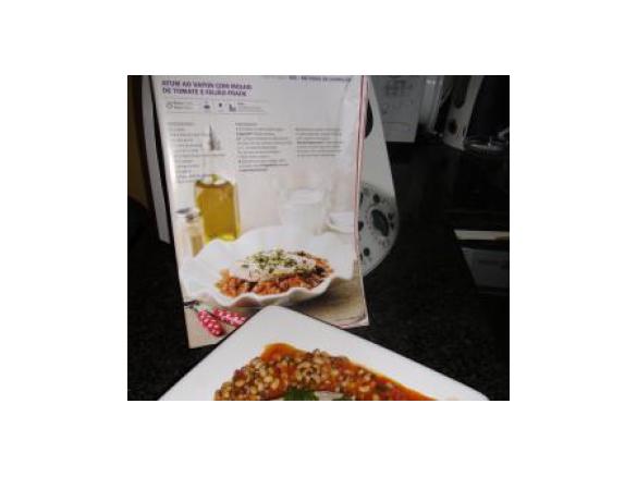 Atum ao vapor com molho de tomate e feijão-frade