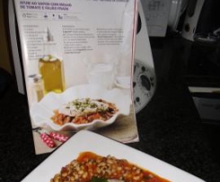 Atum ao vapor com molho de tomate e feijão-frade