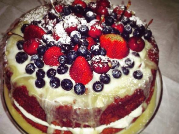 Bolo de chocolate negro com mascarpone de baunilha e frutos vermelhos