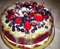 Bolo de chocolate negro com mascarpone de baunilha e frutos vermelhos