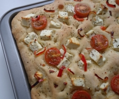 Focaccia com queijo feta, tomate e peperoni