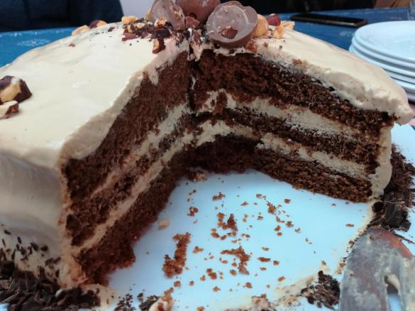 Bolo de chocolate e avelã com doce de leite
