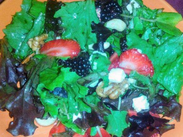 Salada de espinafres e frutos do bosque com vinagreta de framboesa