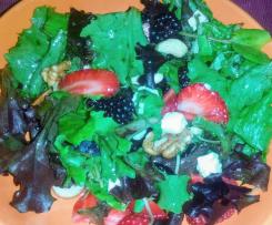 Salada de espinafres e frutos do bosque com vinagreta de framboesa