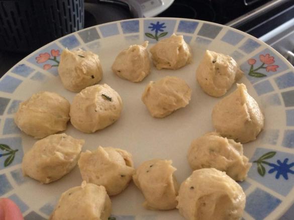 Gnocchi (Nhoque) de batata e farinha c/ carbonara de atum e manjericão