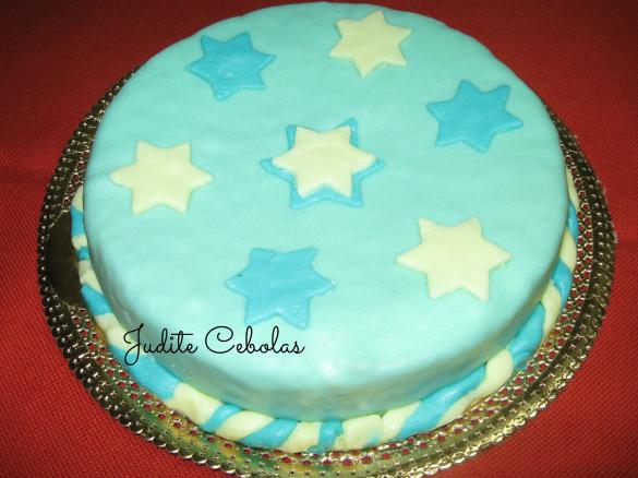 Bolo de aniversário com cobertura de pasta de leite