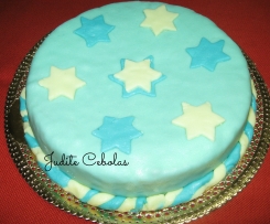 Bolo de aniversário com cobertura de pasta de leite