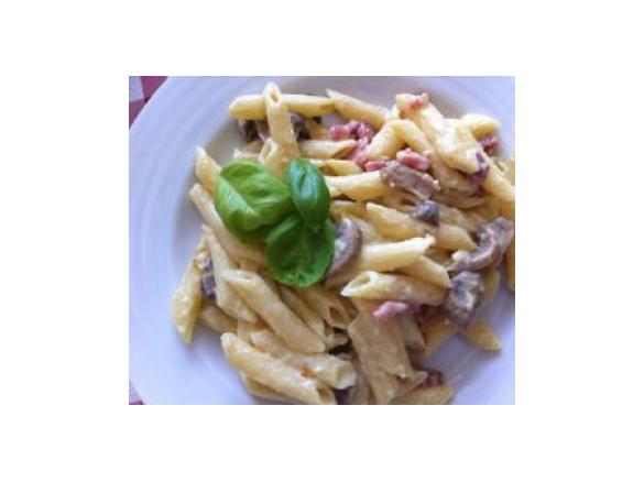 Penne acarilado com bacon e cogumelhor