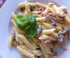 Penne acarilado com bacon e cogumelhor