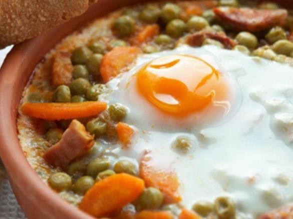 Ervilhas com ovos escalfados