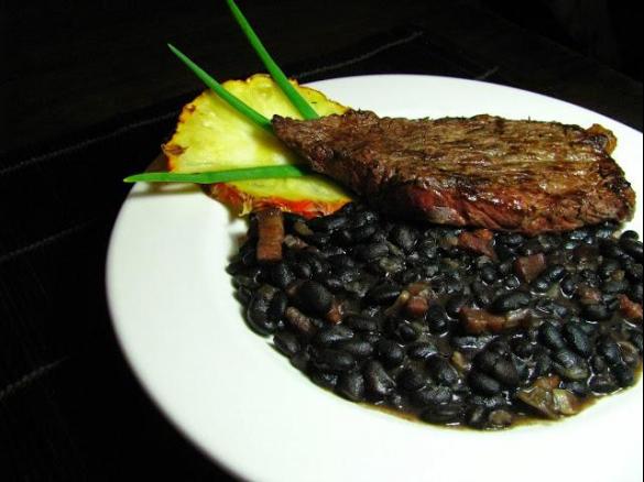 Feijão preto para acompanhar picanha