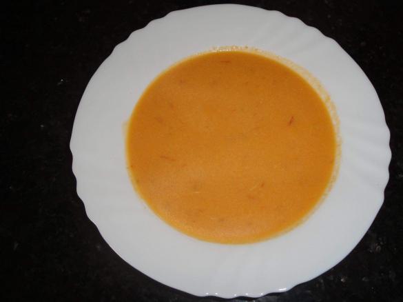 Sopa de tomate com ovo