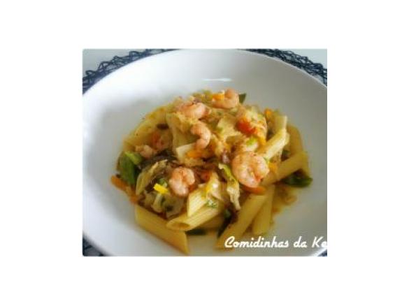 Penne com vegetais e camarão