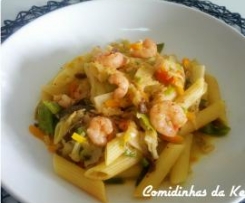 Penne com vegetais e camarão