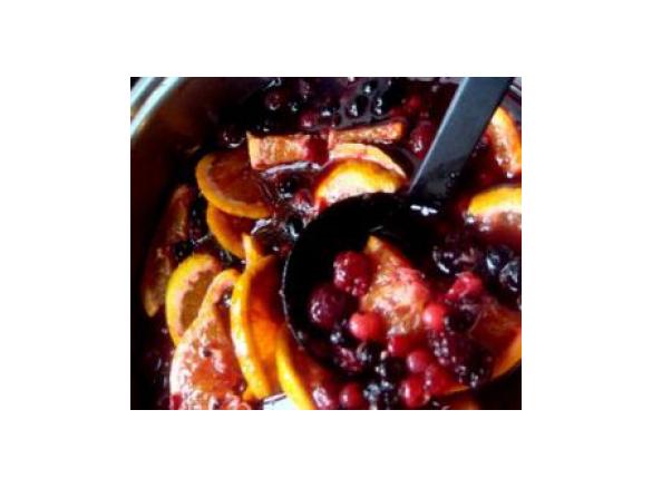 Sangria de espumante com frutos vermelhos