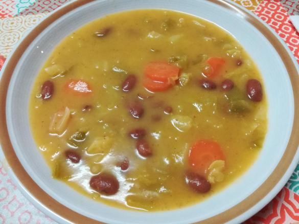 Sopa de feijão com couve lombarda
