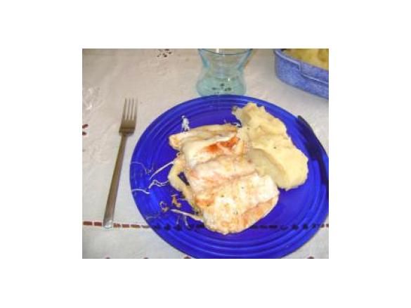 Lombos de Pescada com molho de natas e queijo,acompanhado com puré batatas