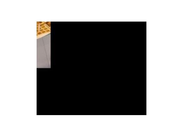 Waffles salgados com molho de iogurte e ervas aromáticas 