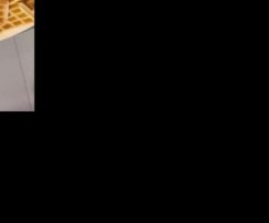 Waffles salgados com molho de iogurte e ervas aromáticas 