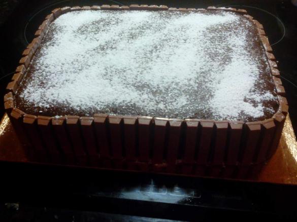 Bolo de chocolate com recheio de leite condensado