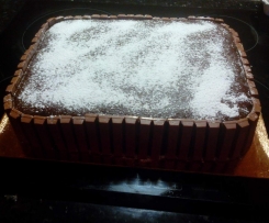 Bolo de chocolate com recheio de leite condensado
