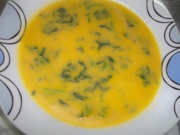 Sopa de grão com espinafres em folha
