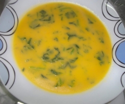Sopa de grão com espinafres em folha