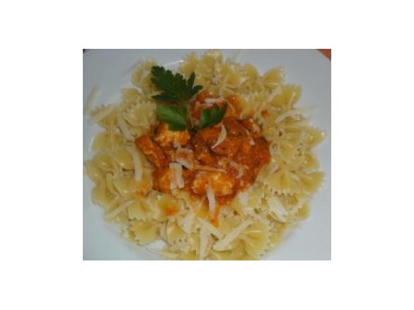 Farfalle com cebolada de frango aromatizada com brandy
