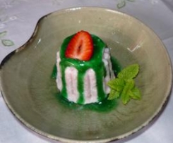 Semifrio de Morango com Molho de Menta