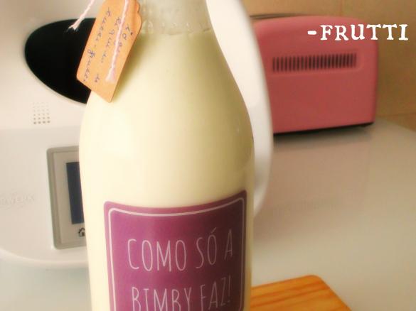 Iogurte líquido com aroma a tutti-frutti