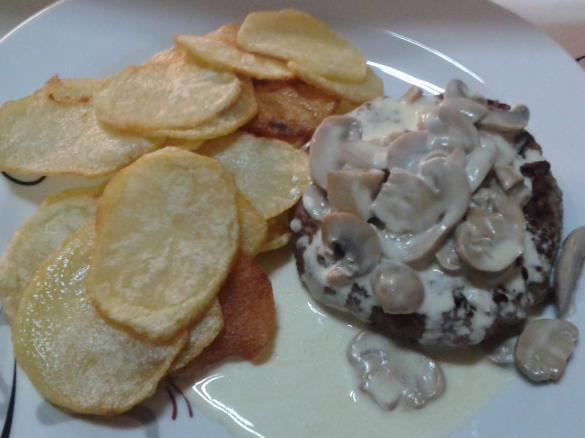 HAMBÚRGUER COM NATAS E COGUMELOS  