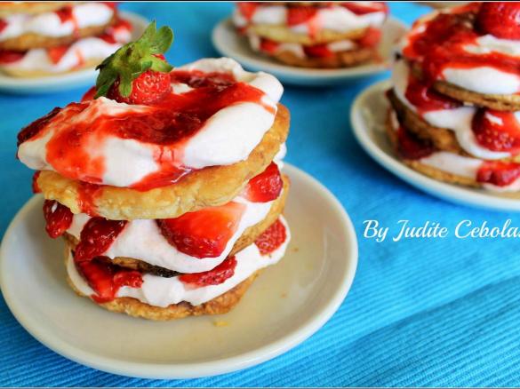 Sobremesa folhada com morangos