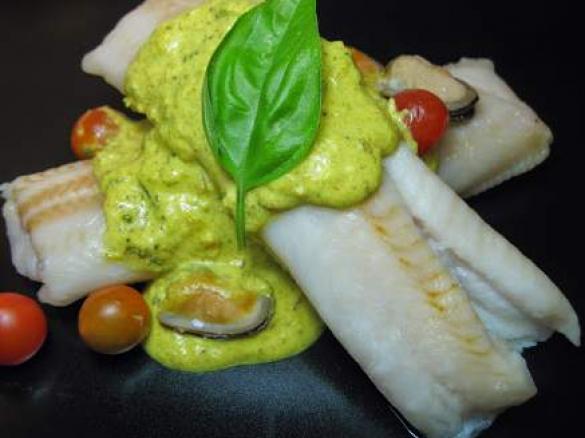 Filetes de peixe com molho de açafrão e mexilhão
