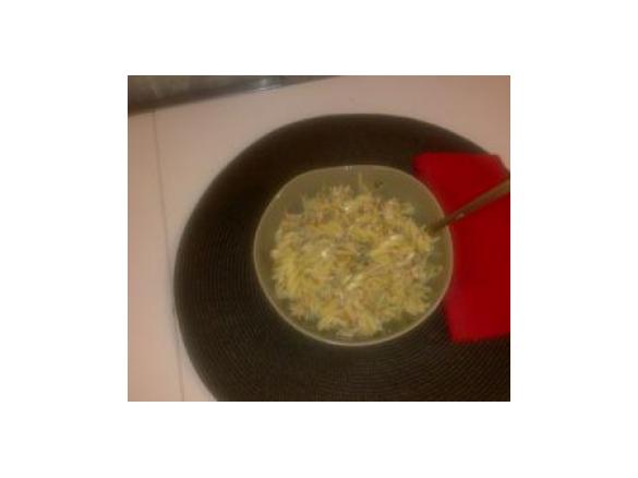 Espirais com frango desfiado e tomate cereja