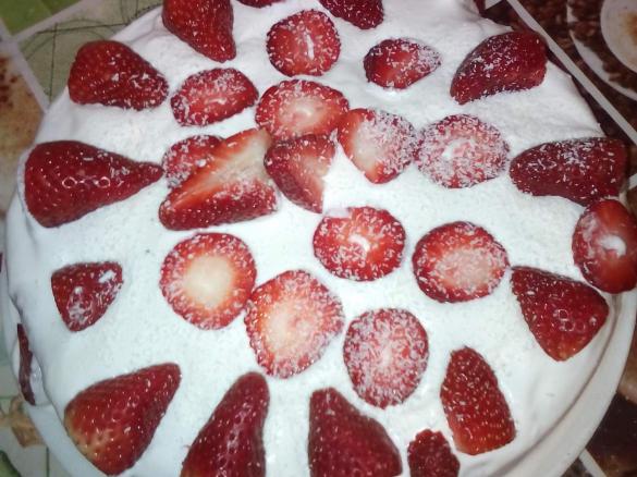 Bolo de morangos com aroma de coco