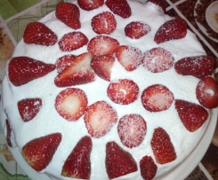 Bolo de morangos com aroma de coco