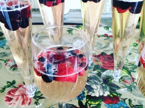 Gelatina de champanhe e frutos vermelhos.