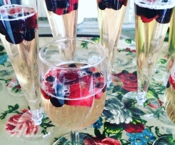 Gelatina de champanhe e frutos vermelhos.