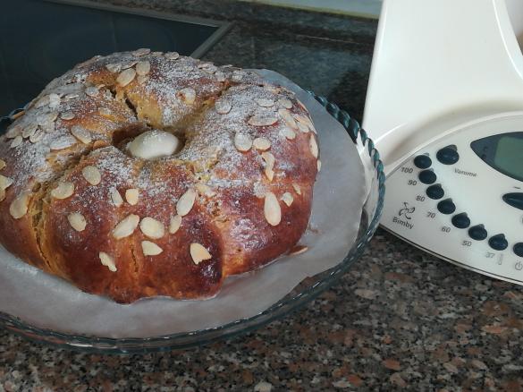 Folar com Doce de Ovos e Amêndoas