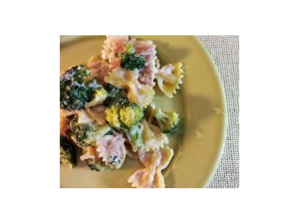 farfalle com brócolos e queijo