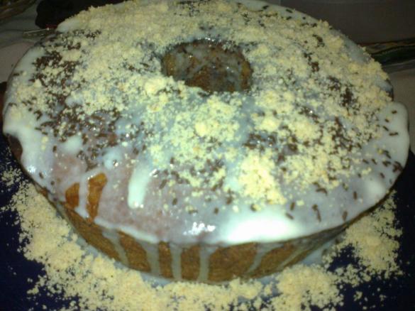 Bolo de iogurte com pepitas de chocolate e cobertura crocante de amendoim