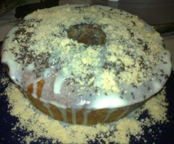 Bolo de iogurte com pepitas de chocolate e cobertura crocante de amendoim