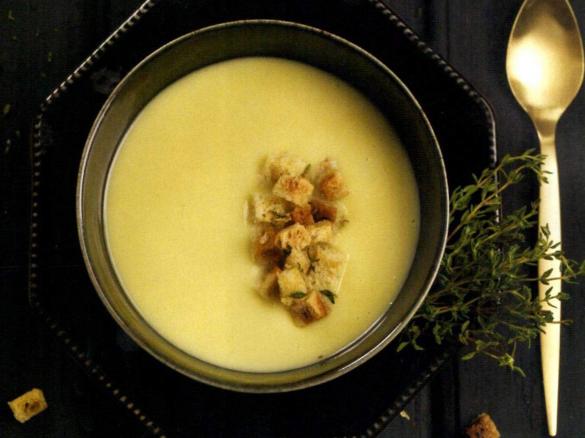 Sopa de alho-francês com croutons