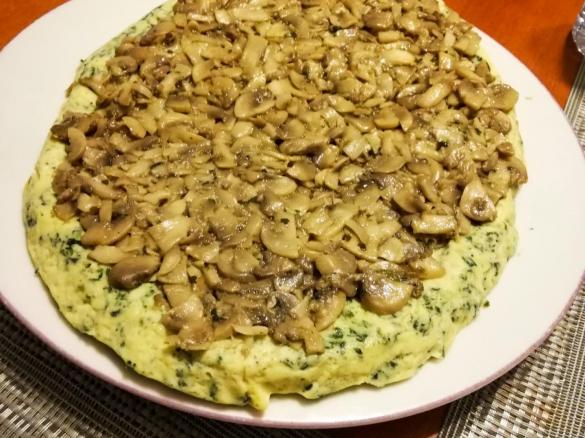 Omelete branca com espinafres e cogumelos